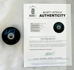 Wayne Gretzky Signed Hockey Puck Edmonton Oilers Beckett BAS