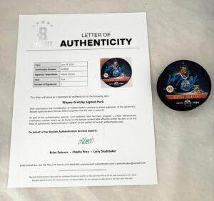 Wayne Gretzky Signed Hockey Puck HOF Career BAS