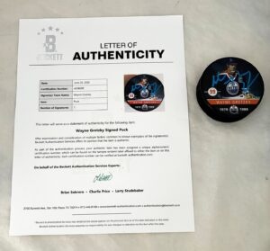 Wayne Gretzky Signed Hockey Puck HOF Career BAS 1