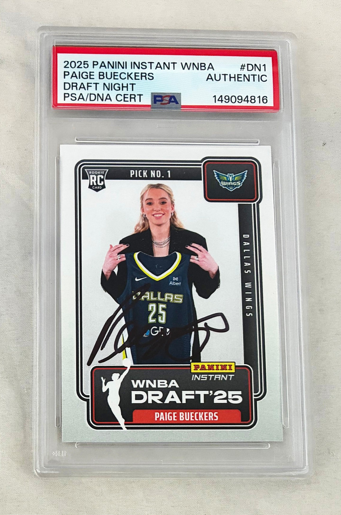 Paige Bueckers Signed Rookie Card 2025 Panini Instant #DN1 PSA/DNA